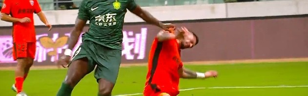 华体会app下载-媒体人点评：法比奥进球与阿森纳对曼联角球战术相似，中超罕见未判犯规